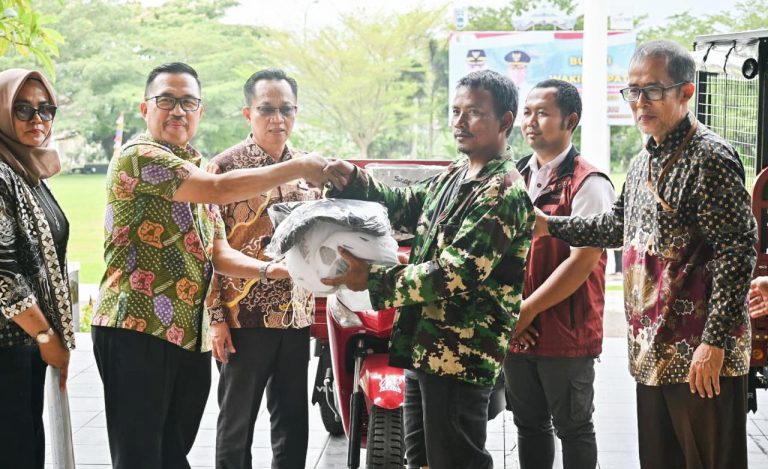 Pemkab Pesawaran Serahkan 5 Unit Kendaraan Roda Tiga untuk Penyandang Disabilitas