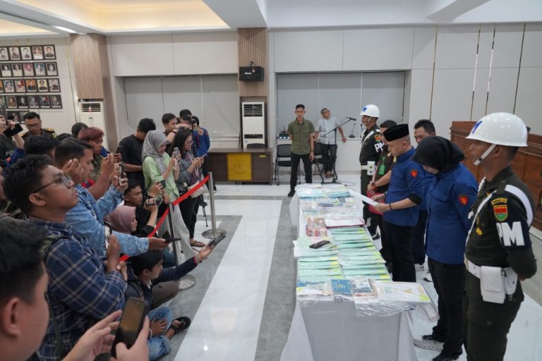 Geledah Rumah Mantan Gubernur Lampung, Kejati Sita Uang Rp38,5 Miliar