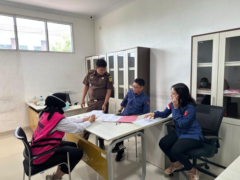 Tersangka Korupsi Rp17 Miliar Lebih Dana Nasabah BRI Diserahkan Ke Kejari Pringsewu 