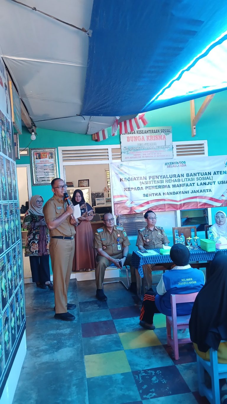 Bupati Pesawaran Salurkan Bantuan ATENSI untuk Lansia