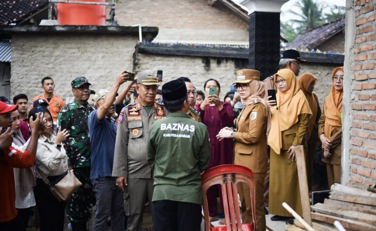 Rumah Warga Ambruk, Bupati Pesawaran Berikan Bantuan Bedah Rumah