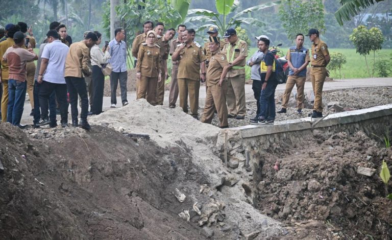 Bupati Nanda Targetkan Perbaikan Jalan Way Khilau Rampung Oktober 2025