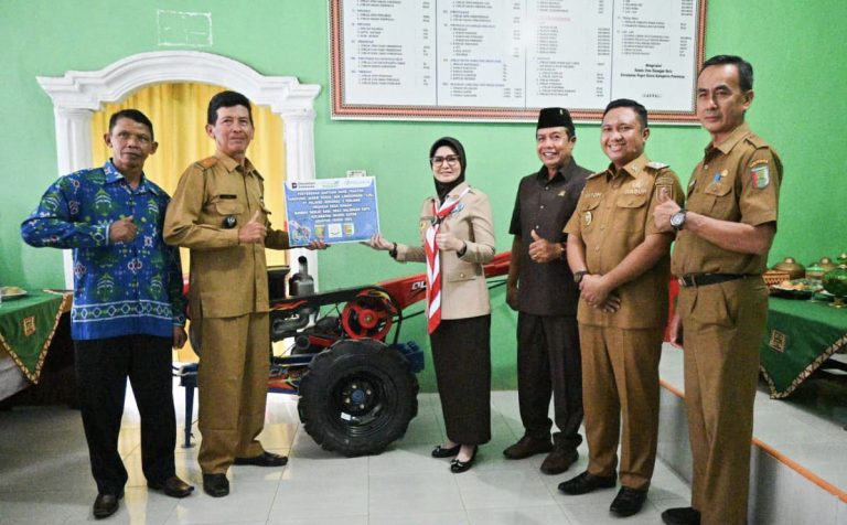 Tingkatkan Produktivitas Pertanian di Desa, Bupati Pesawaran Serahkan Bantuan CSR