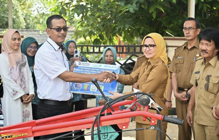 Dorong Swasembada Pangan di Tingkat Desa Bupati Nanda Serahkan Bantuan Handtractor 