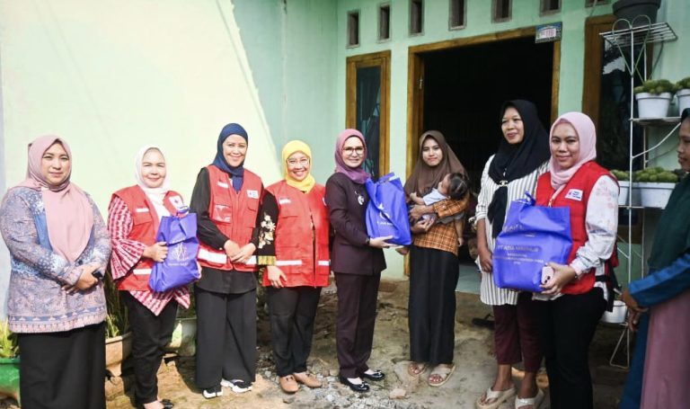 Bupati Nanda Salurkan Bantuan Beras untuk Keluarga Balita Stunting di HUT ke-80 PMI