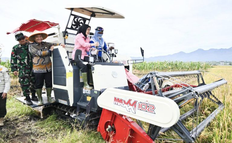 Optimalkan Tanam dan panen, Bupati Pesawaran Serahkan Bantuan Alsintan Ke Petani Kutoarjo