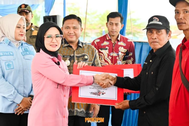 Bupati Pesawaran Serahkan Bantuan Alsintan dan Produksi Pupuk Organik