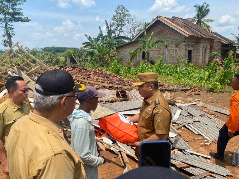 Wabup Antonius Tinjau Lokasi Bencana Puting Beliung di Trimulyo