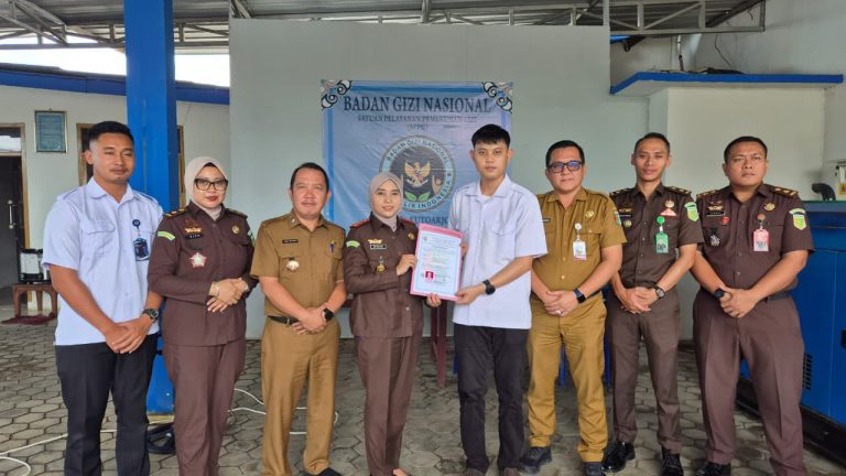 Program MBG, Kejari Pesawaran Serahkan SLHS Kepada SPPG Kutoarjo 