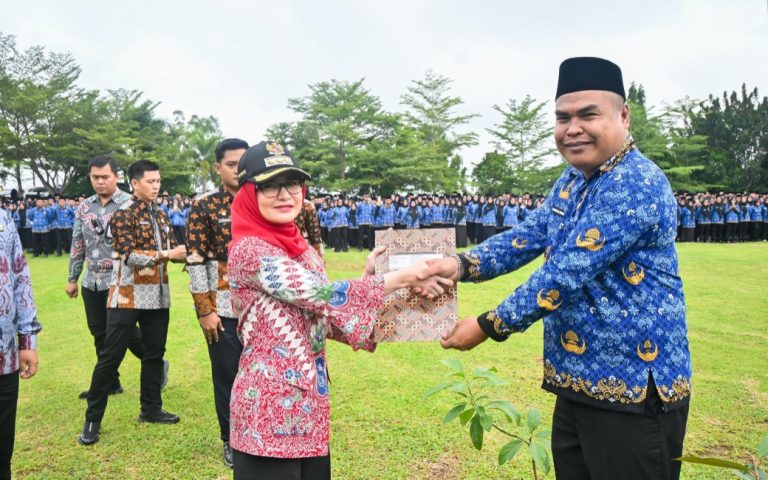 Bupati Pesawaran Serahkan SK Kepada 3.457 PPPK Paruh Waktu