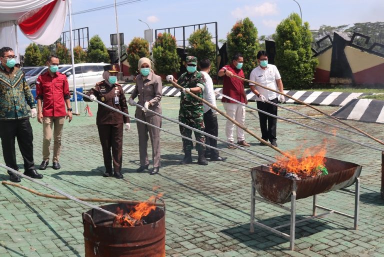 Kejari Pesawaran Musnahkan Barang Bukti Sejumlah Perkara Yang Telah Inkraht