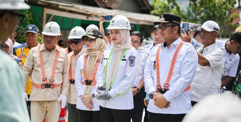 Bupati dan Wakil Bupati Pesawaran Dampingi Gubernur Tinjau Pelebaran Jalan Wisata Pesisir