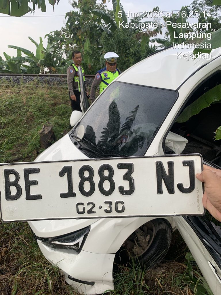 Kereta Api Hantam Toyota Agya di Perlintasan Desa Kejadian Pesawaran